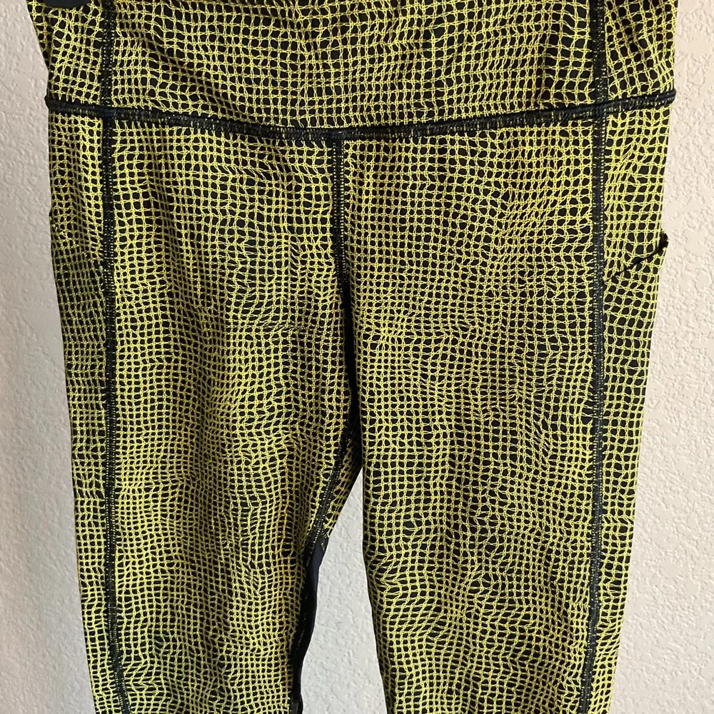 Lululemon Womens 4 Black Yellow‎ Cropped Leggings Athletic Yoga Running Gym - Picture 3 of 6